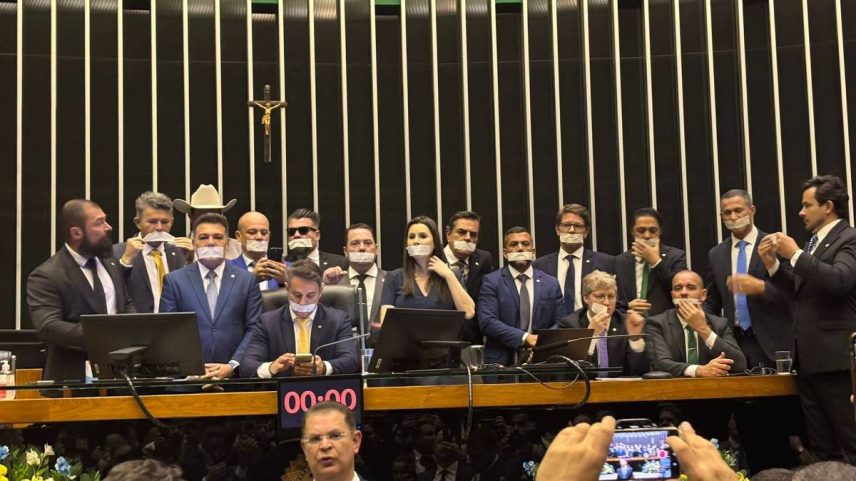 Deputados bolsonaristas ocupam Mesa Diretora da Câmara em protesto pela prisão domiciliar de Jair Bolsonaro e para pressionar a votação de anistia (Foto: Carolina Linhares - 5.ago.2025/Folhapress)