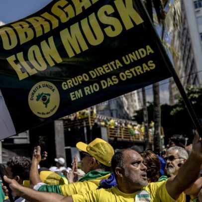 Parlamentares se reúnem em manifestação bolsonarista em Copacabana sem Carlos Bolsonaro