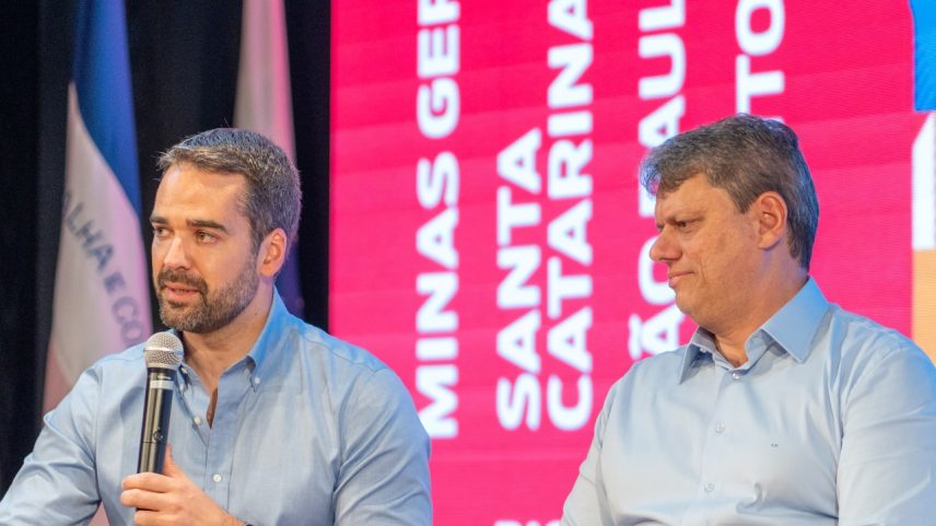 Tarcísio de Freitas e Eduardo Leite: governadores estarão em evento promovido por VEJA (Foto: Mauricio Tonetto/ Governo do RS/Divulgação)