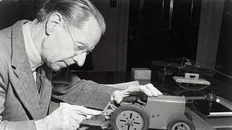 Henry Ferguson em 1948: empresário fundou sua própria empresa, a May Street Motor Company, mais tarde chamada Harry Ferguson Ltd., vendendo carros Star, Maxwell e Vauxhall, além de tratores Overtime (Foto: Fred Ramage/Keystone Features/Getty Images)