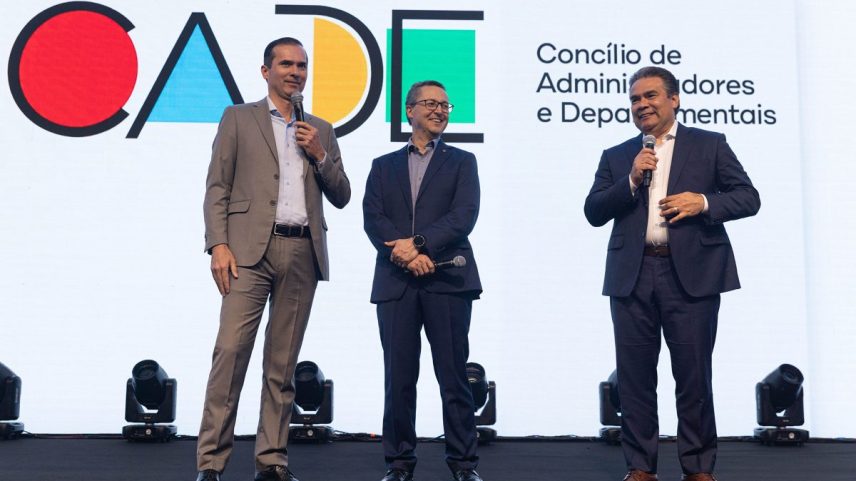Administradores da Divisão Sul-Americana da esquerda para a direita: pastor Edward Heidinger (secretário-executivo), pastor Stanley Arco (presidente) e pastor Edson Medeiros (tesoureiro) durante a abertura do programa. (Foto: Gustavo Leighton/Divulgação)