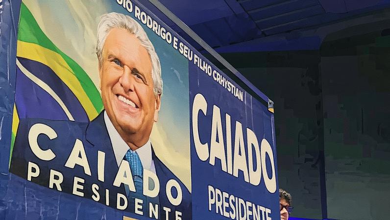 Grupo leva cartaz com nome do governador de Goiás, Ronaldo Caiado, à Presidência em 2026 (Foto: Danielle Brant/Folhapress)