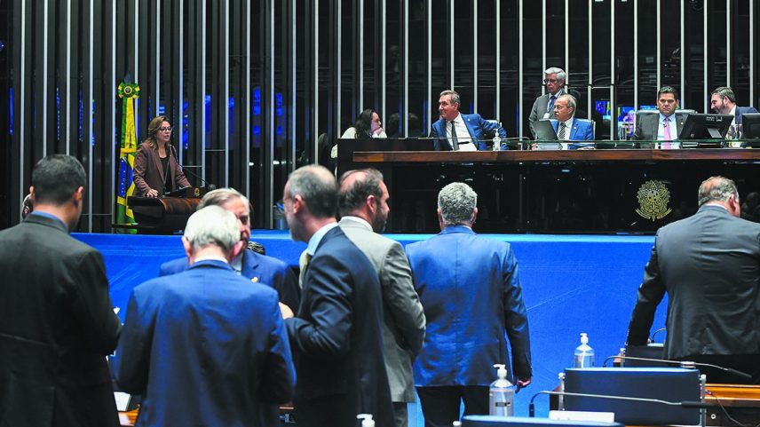 Parlamentares em plenário: com o fim do recesso, partidos devem concluir indicações de nomes para a CPI (Foto: Carlos Moura/Agência Senado)
