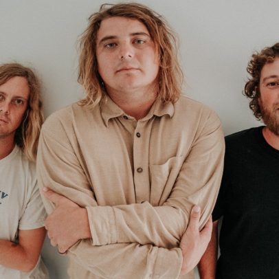Skegss faz versão de 'If It Makes You Happy' de Sheryl Crow em programa musical