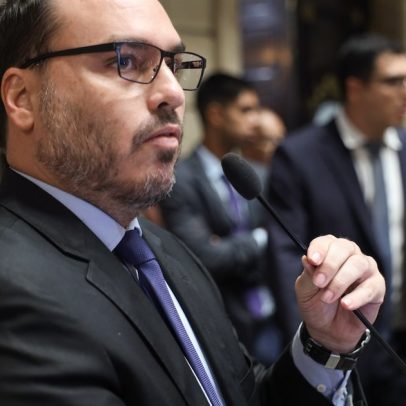 Carlos Bolsonaro é hospitalizado após mal-estar relacionado à prisão do pai