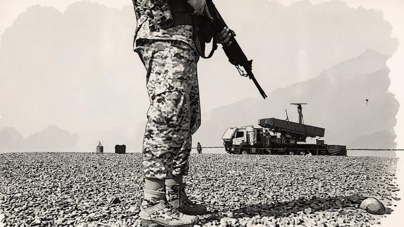 Soldado em pé perto de um lançador de foguetes durante um exercício militar em um local não revelado no sul do Irã (Foto: Escritório de Mídia do Exército Iraniano/AFP)