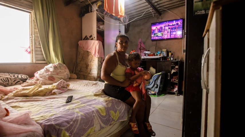 Família beneficiária do Bolsa Família no Distrito Federal (Foto: Brenno Carvalho / Agência O Globo)
