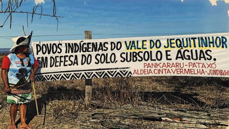 Indígenas da comunidade Pankararu da região de Araçuaí (MG), no Vale do Jequitinhonha, fazem protesto (Foto: Reprodução)