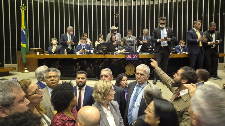 Oposição faz protesto na Mesa da Câmara e governistas reagem (Foto: Hugo Marques/VEJA)