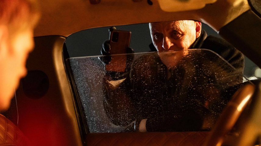 Bill Skarsgård e Anthony Hopkins, em cena do filme 'Confinado - Divulgação (Foto: Divulgação)