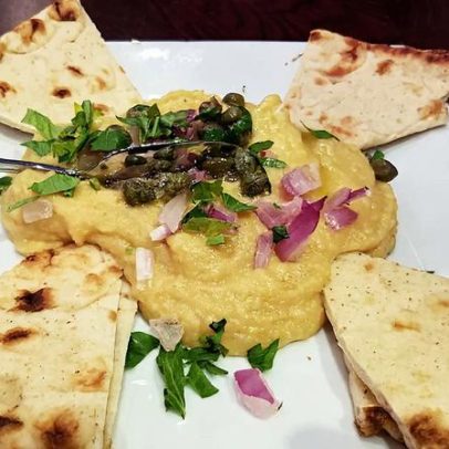 Fava é a nova sensação brasileira que substitui o hummus com guisantes amarelos