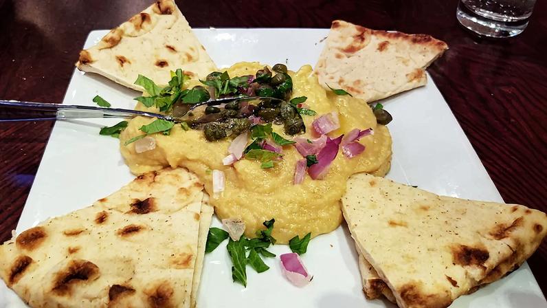Aperitivo de fava com pão pita e alcaparras em um restaurante grego. (Foto: David Johnson/Getty Images)
