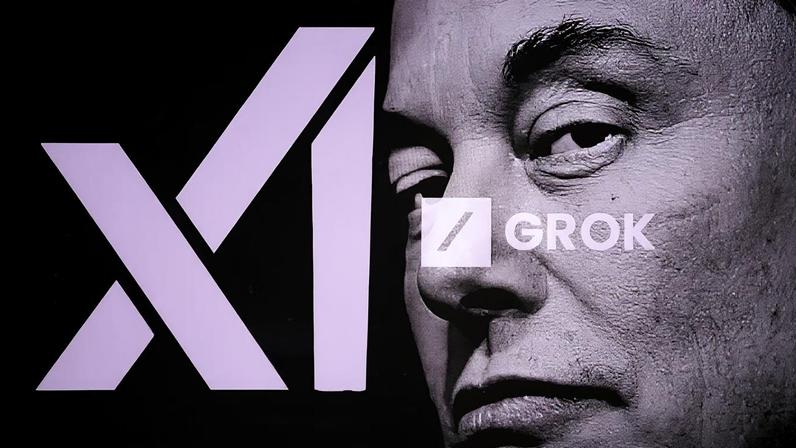 Elon Musk e o logo da xAI. (Foto: Vincent Feuray | Afp | Getty Images)
