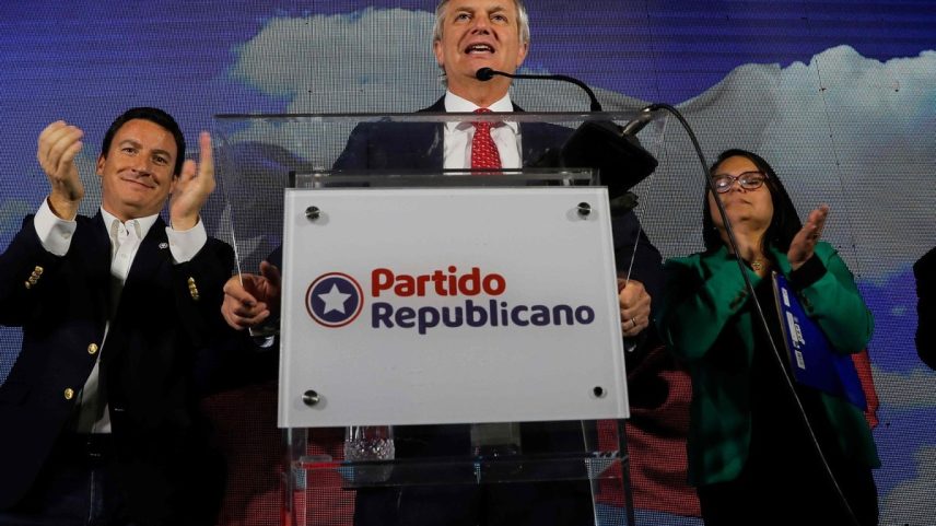 Candidato à presidência do Chile e fundador do Partido Republicano, de extrema direita, José Antonio Kast (C) fala à imprensa sobre a vitória de seus candidatos durante uma eleição para escolher os membros do Conselho Constitucional que redigirão uma nova proposta de constituição, na sede do Partido Republicano, em Santiago, em 2023 (Foto: JAVIER TORRES / AFP)