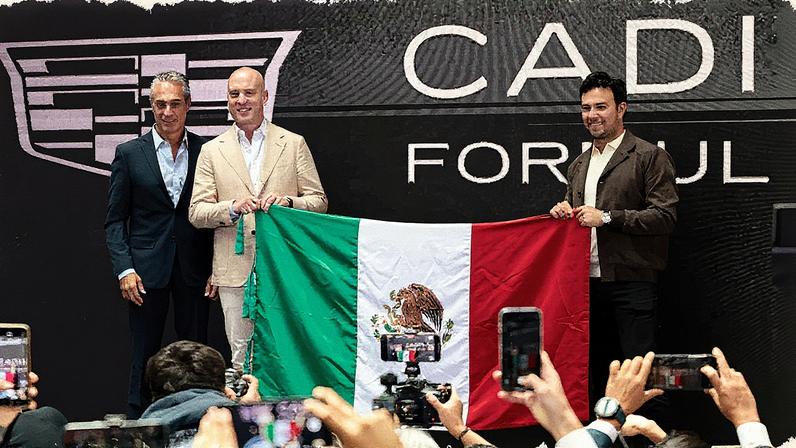 O piloto mexicano, Sergio Pérez, com o diretor executivo da Cadillac, Dan Towriss, e o presidente do Conselho de Administração do Grupo Carso, Carlos Slim Domit, após o anúncio. (Foto: José Méndez - EFE)