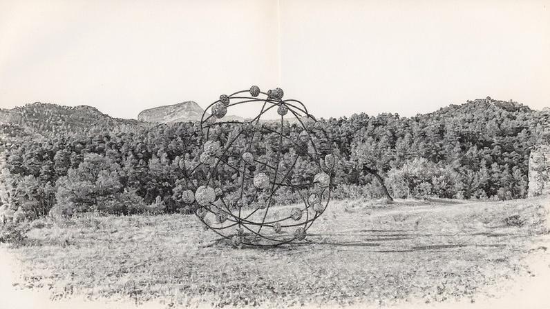 Instalação de Mona Hatoum, Orbital (2021), está entre 20 grandes instalações na trilha de esculturas do Solo House. (Foto: Mona Hatoum)