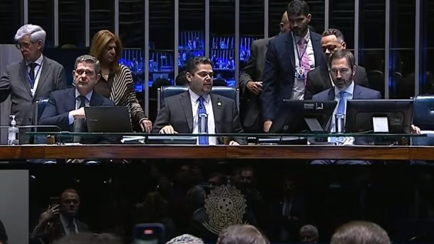 Senadores durante votação do projeto que mantém isenção de IR para quem ganha até R$ 2 mil (Foto: Reprodução/TV Senado)