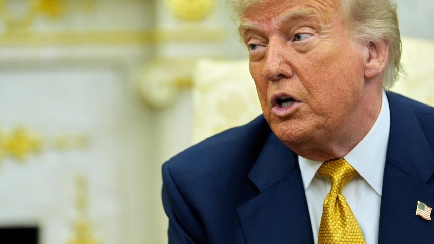 Trump no Salão Oval da Casa Branca: ameaças à Rússia (Foto: Alex Brandon/AP)