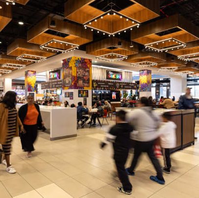 Shopping americano se transforma em espaço de lazer com igrejas e boliche