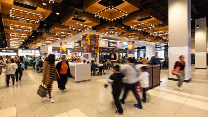 Brookfield Properties deu uma repaginada na praça de alimentação do Staten Island Mall em 2018, com um visual atualizado e novos restaurantes. (Foto: Brookfield Properties)