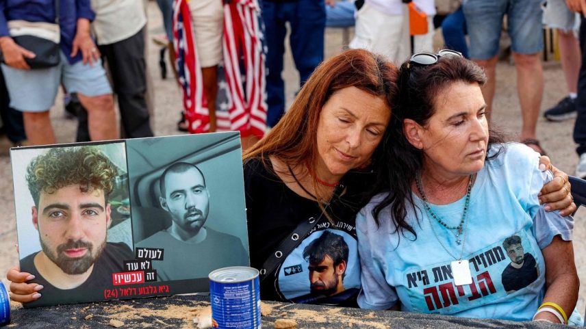 Merav Gilboa-Dalal (à direita), mãe do refém israelense Guy Gilboa-Dalal, sentada com outros familiares durante um protesto pedindo a libertação dos reféns em Tel Aviv (Foto: Jack GUEZ / AFP)