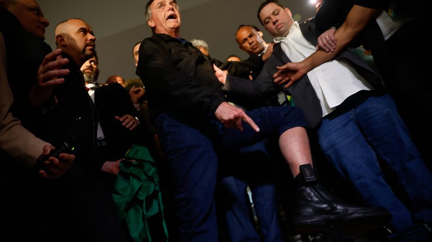Bolsonaro aponta para sua tornozeleira eletrônica durante visita à Câmara (Foto: Pedro Ladeira - 21.jul.2025/Folhapress)