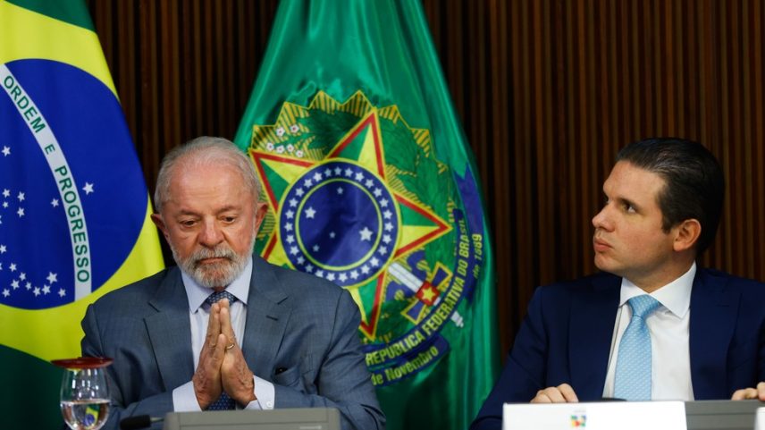 Presidente da República, Luiz Inácio Lula da Silva (PT) (e), e o presidente da Câmara dos Deputados, Hugo Motta (Republicanos-PB), durante a cerimônia de assinatura da medida provisória da reforma do setor elétrico, no Palácio do Planalto, em Brasília (DF), em 21 de maio de 2025. (Foto: Wilton Junior/Estadão Conteúdo)