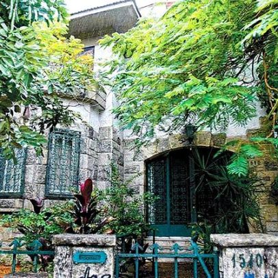 Imóvel de 1930 na Lagoa é demolido para construção de novo prédio residencial