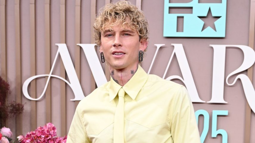 Machine Gun Kelly diz que as pessoas só fingem "odiar" ele para "se encaixar" com outros "conformistas." (Foto: Reprodução)