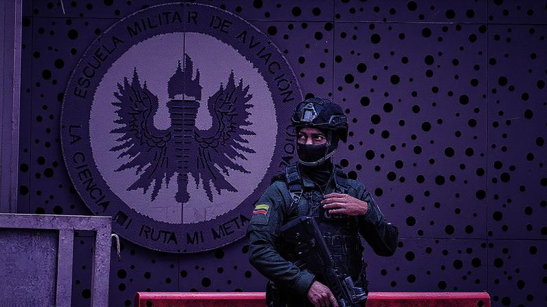 Integrante de grupo de operações especiais da Polícia Nacional da Colômbia faz guarda em base aérea após explosão em Cali (Foto: Iusef Samir Rojas - 22.ago.25/AFP)