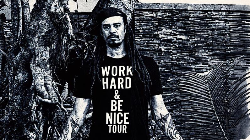 O evento Soulshine at Sea com Michael Franti, agendado para 4 a 8 de novembro de 2025, foi cancelado devido a eventos recentes. (Foto: Reprodução)