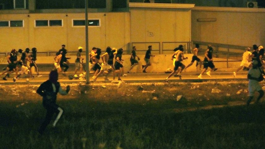 Uma multidão de jovens foge da polícia em Torre Pacheco, durante o quarto dia de distúrbios em Torre Pacheco, no dia 15 de julho. (Foto: ALFONSO DURAN)