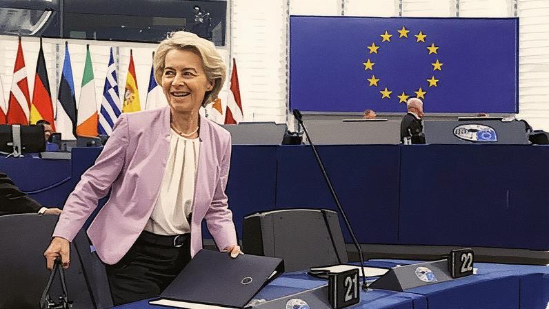 Presidenta da Comissão Europeia, Ursula von der Leyen, no Parlamento Europeu em Estrasburgo durante o verão (Foto: Reprodução)