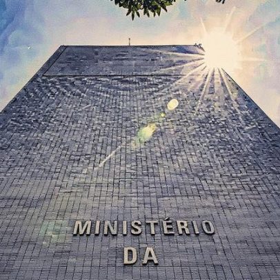 Fazenda revisa projeção do PIB de 2025 e aponta viés de baixa para 2,5%