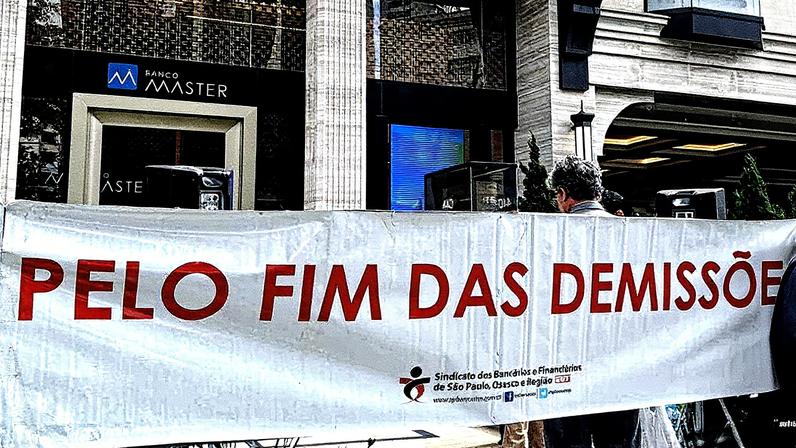Manifestação do Sindicato dos Bancários em frente ao banco Master, na região da Faria Lima, em São Paulo, após demissão em massa (Foto: Reprodução)