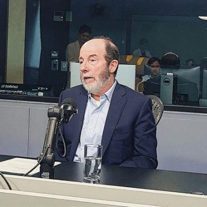 Milei controla inflação na Argentina enquanto Brasil enfrenta riscos econômicos