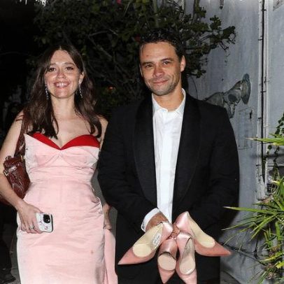 Aimee Lou Wood assume relacionamento com Adam Long durante o Emmy 2025