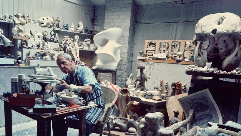 Escultor Henry Moore em seu estúdio de maquetes, 1968 (Foto: Reprodução)