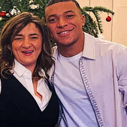 Família de Mbappé pede renovação com o PSG em 2022, revela sua mãe