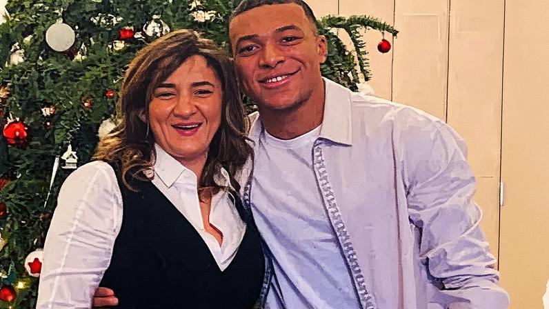 Fayza Lamari posa ao lado do filho Kylian Mbappé (Foto: Reprodução)