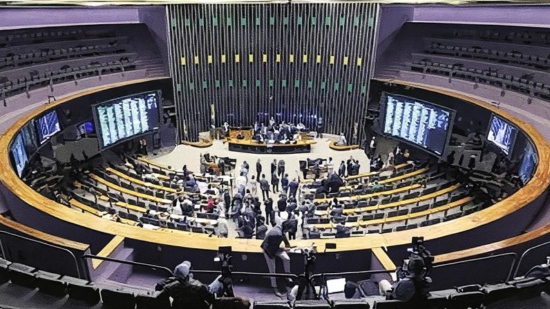 Plenário da Câmara dos Deputados com cadeiras e mesas dispostas para uma sessão (Foto: Reprodução)