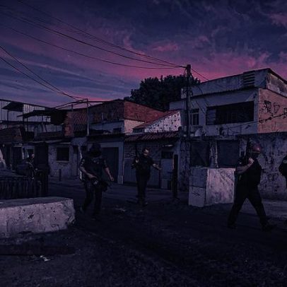 Repórter cinematográfico é agredido durante operação que resultou em seis mortes na Vila Aliança