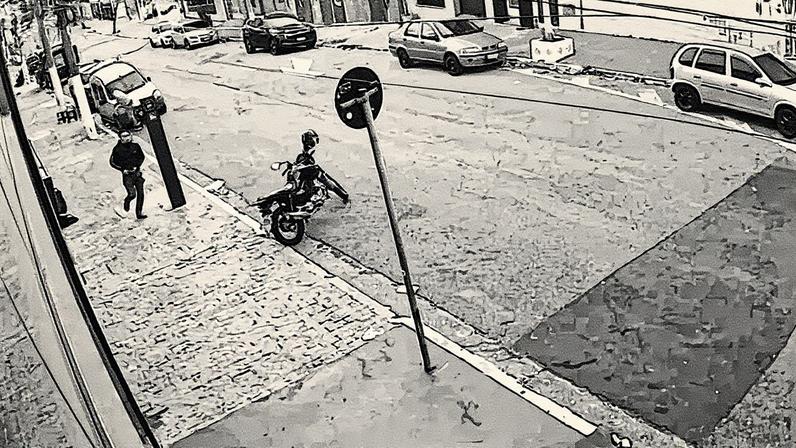 Câmera de segurança registrou disparos e a fuga do atirador em uma moto (Foto: Reprodução)
