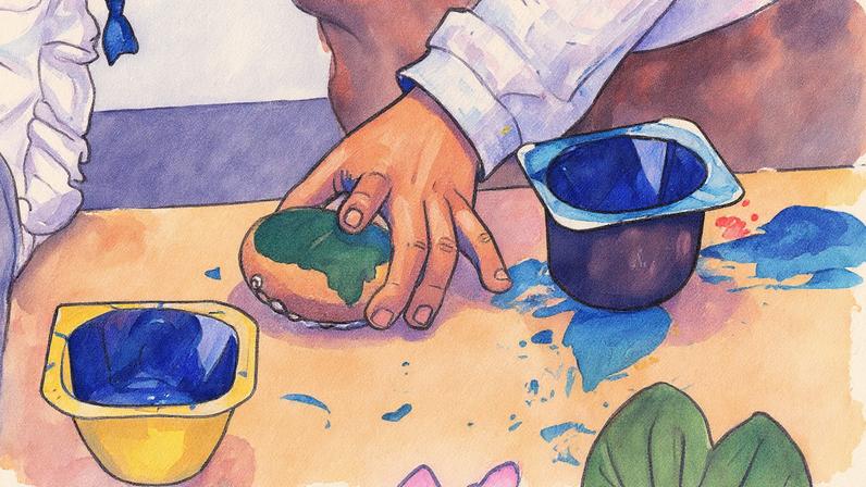 Criança brinca com tinta durante atividade escolar (Foto: Reprodução)