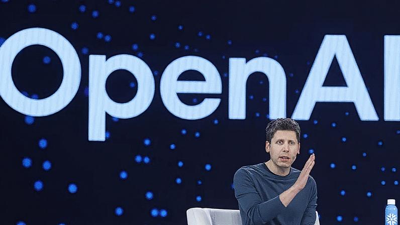 Sam Altman, CEO da Open AI, fala no palco durante a Snowflake Summit em San Francisco (Foto: Reprodução)