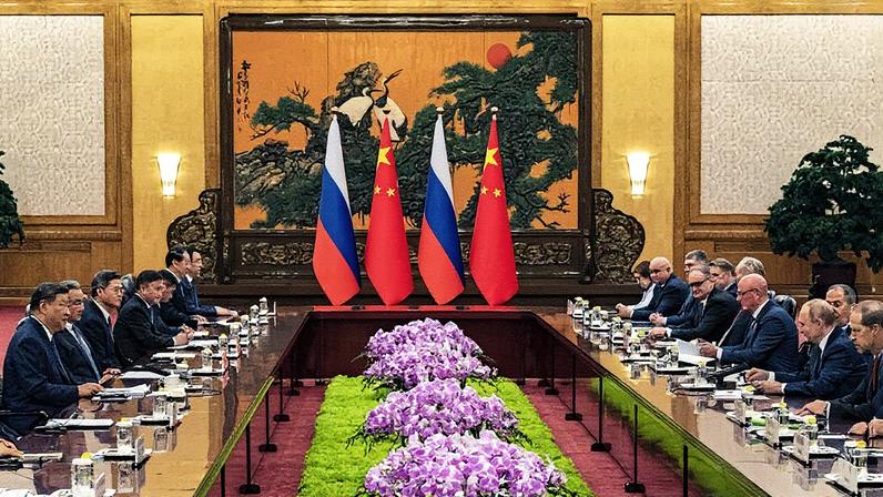 Presidentes Xi Jinping e Vladimir Putin se encontram no Grande Salão do Povo em Pequim (Foto: Reprodução)
