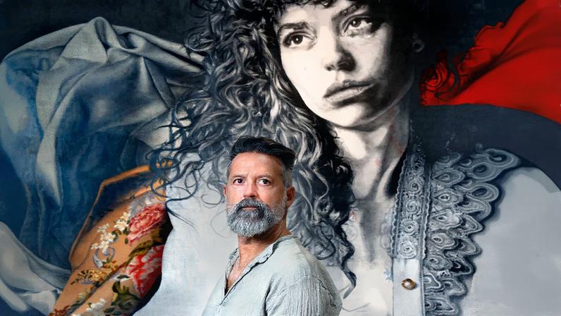 Gabriel Moreno em seu estúdio em Madrid, com as obras The Apple of Lilith e Queen Time Out ao fundo (Foto: Reprodução)