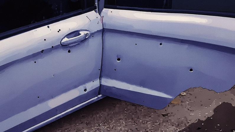Carro com marcas de tiro em Bangu, na Zona Oeste do Rio (Foto: Reprodução)