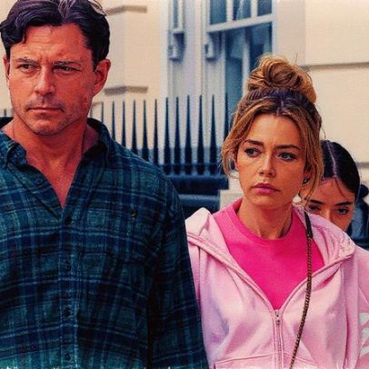 Aaron Phypers denuncia Denise Richards por assédio e rastreamento de veículo
