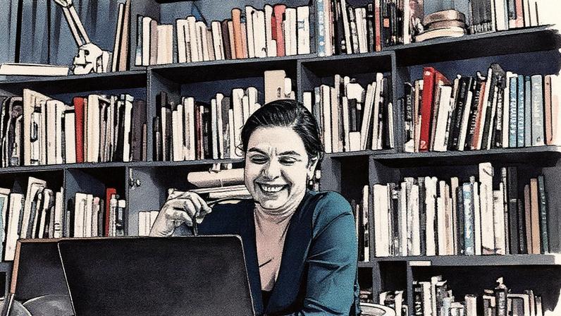 Mulher de negócios sorridente usando laptop em mesa de escritório (Foto: Reprodução)